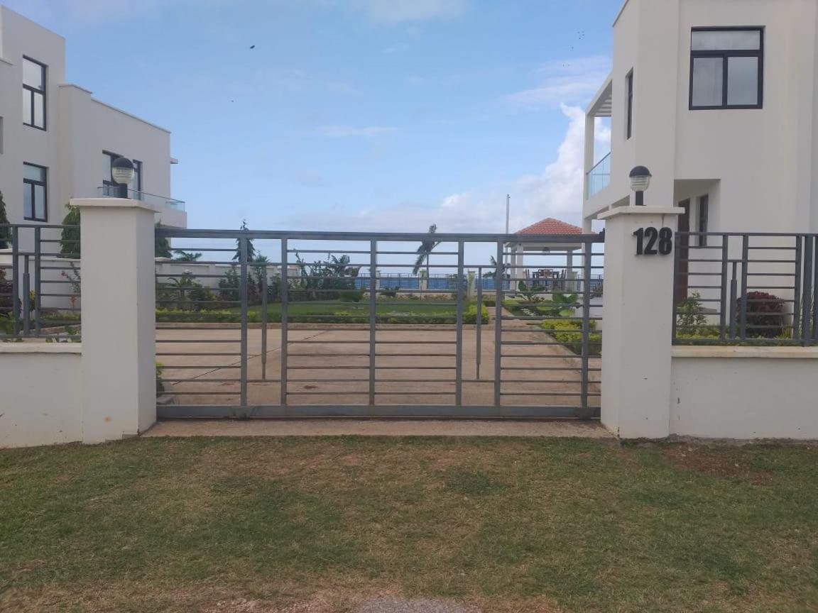Uptown Ocean Front Villa Fumba