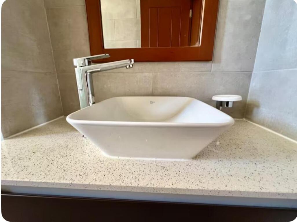 Uptown Ocean Front Villa Fumba