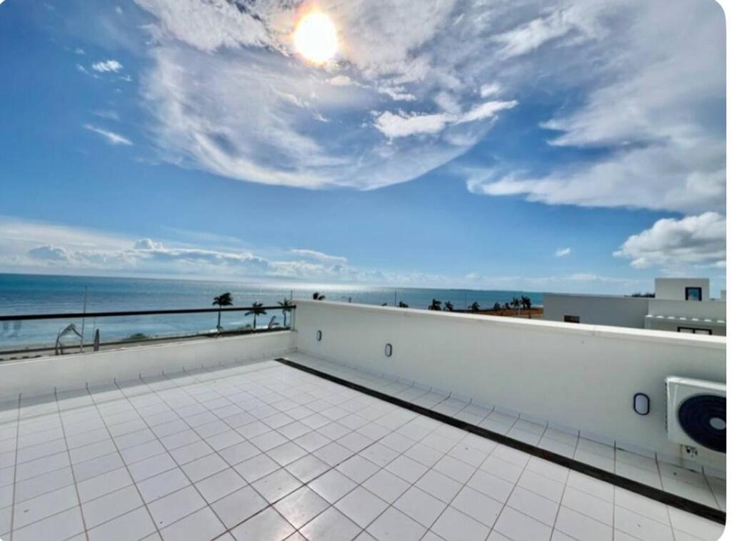 Uptown Ocean Front Villa Fumba