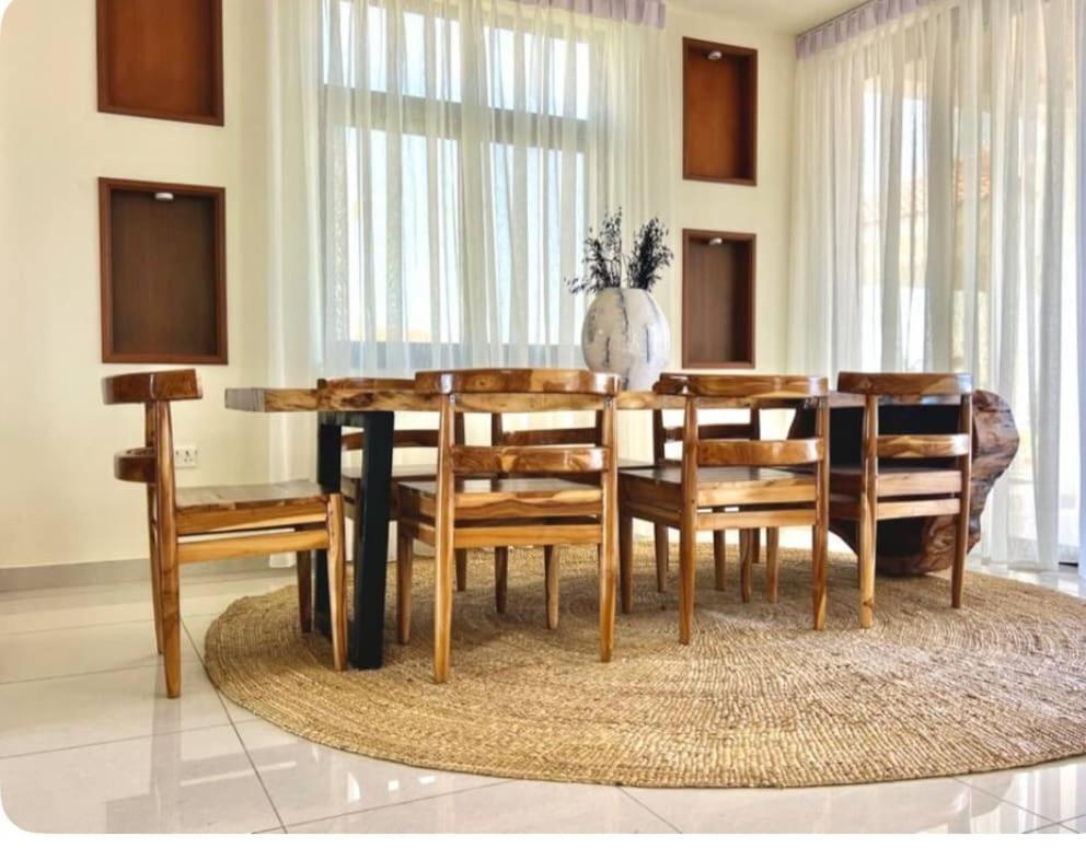 Uptown Ocean Front Villa Fumba